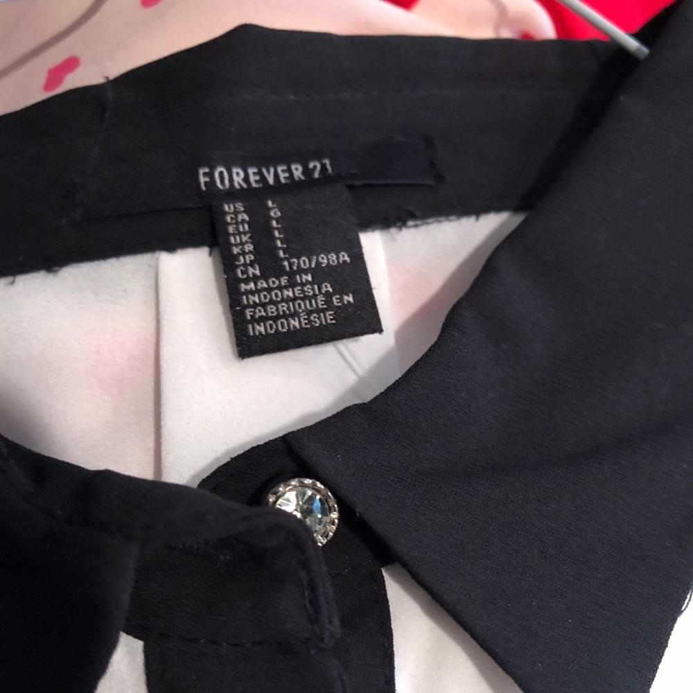 Elegant White Top with Contrast Black Banding Sz L